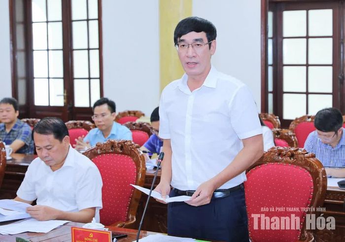Trưởng Ban Nội chính Tỉnh ủy, Phó Trưởng ban Thường trực Ban Chỉ đạo phòng, chống tham nhũng, lãng phí, tiêu cực tỉnh Nguyễn Ngọc Tiến trình bày báo cáo tại phiên họp.