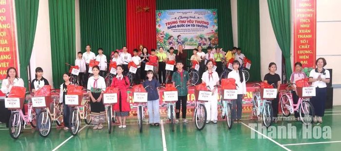 Thượng tọa Thích Định Tánh cùng đại diện các đơn vị tài trợ trao xe đạp và quà cho các em học sinh có hoàn cảnh khó khăn tại Trường Phổ thông Dân tộc nội trú THCS Như Xuân.