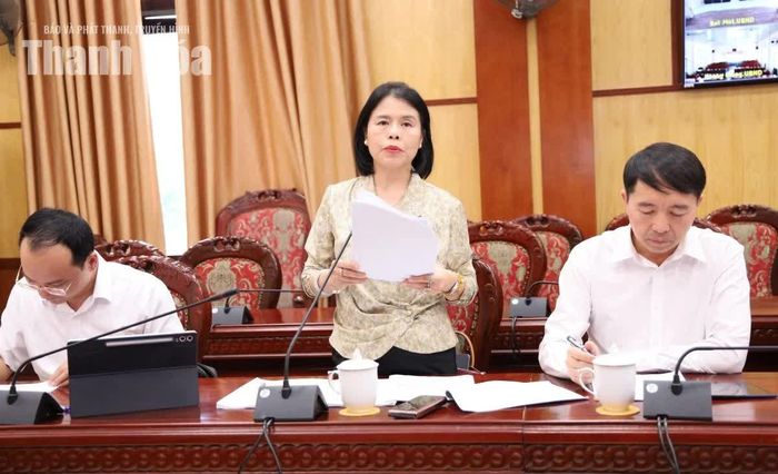 Đại diện lãnh đạo Sở Tài chính báo cáo tại hội nghị.