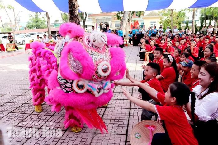 Niềm vui Trung thu của học sinh Trường Tiểu học Trường Lâm, xã Trường Lâm.