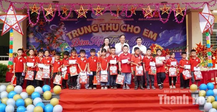 Phó Chủ tịch UBND tỉnh Đầu Thanh Tùng, Chủ tịch Hội LHPN tỉnh Lương Thị Hạnh và lãnh đạo xã Trường Lâm trao quà cho trẻ mồ côi, học sinh vượt khó.
