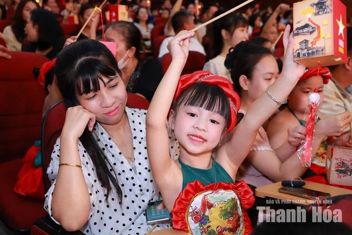 Các em thiếu nhi và phụ huynh dự chương trình.