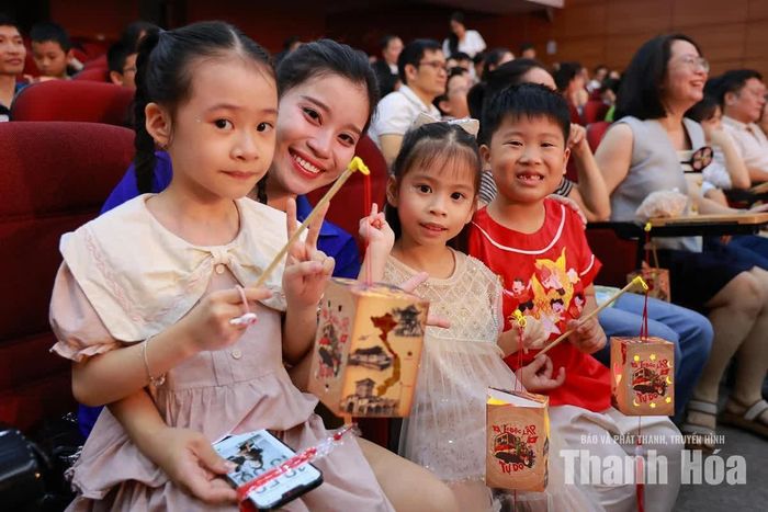 Các em thiếu nhi và phụ huynh dự chương trình.