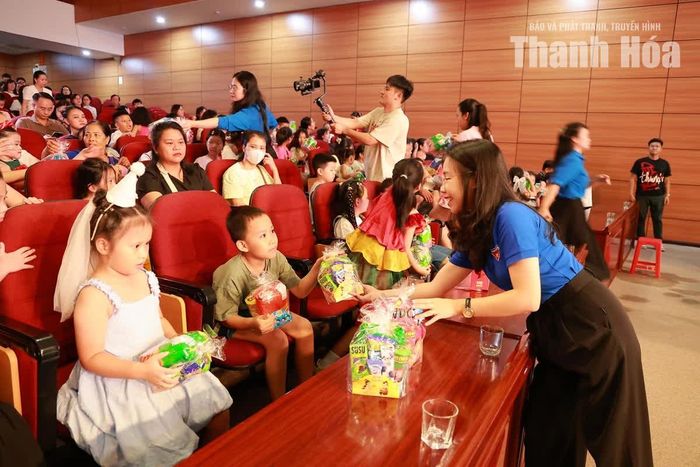 Ban Tổ chức tặng quà cho các cháu thiếu nhi.