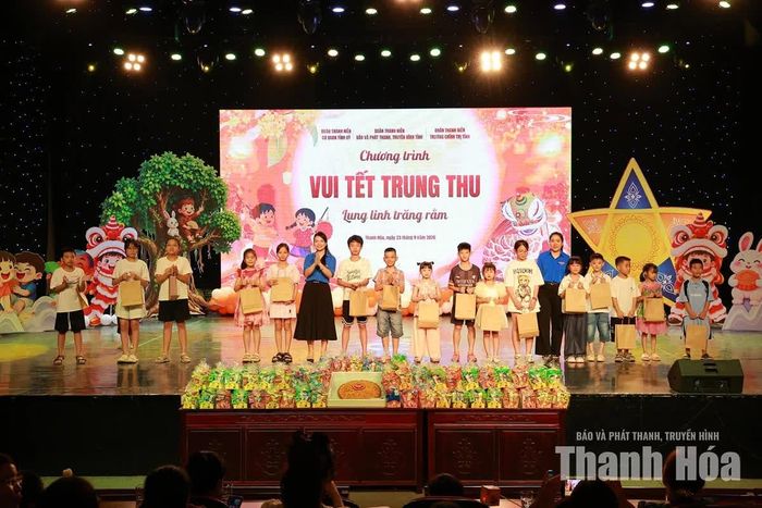 Ban Tổ chức tặng quà cho các cháu thiếu nhi.