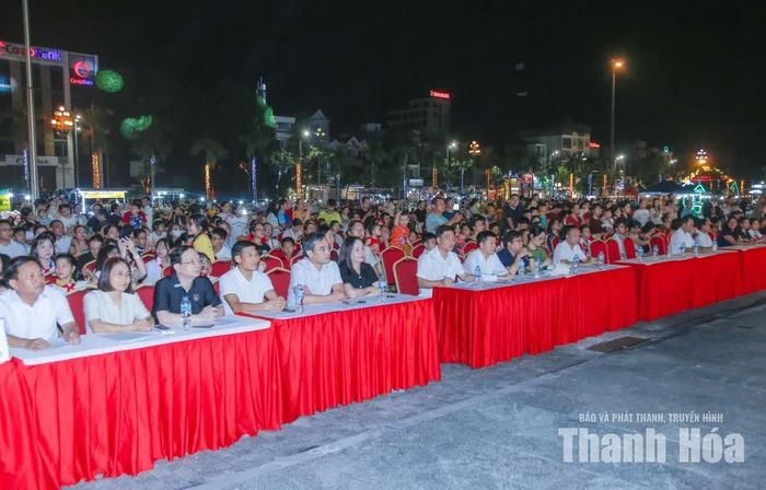 Các đại biểu và đông đảo Nhân dân tham gia buổi tổng duyệt.