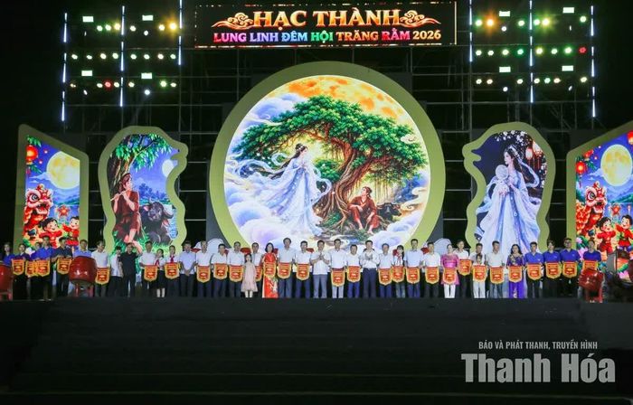 Lãnh đạo phường Hạc Thành tặng cờ lưu niệm cho các tổ dân phố trên địa bàn.