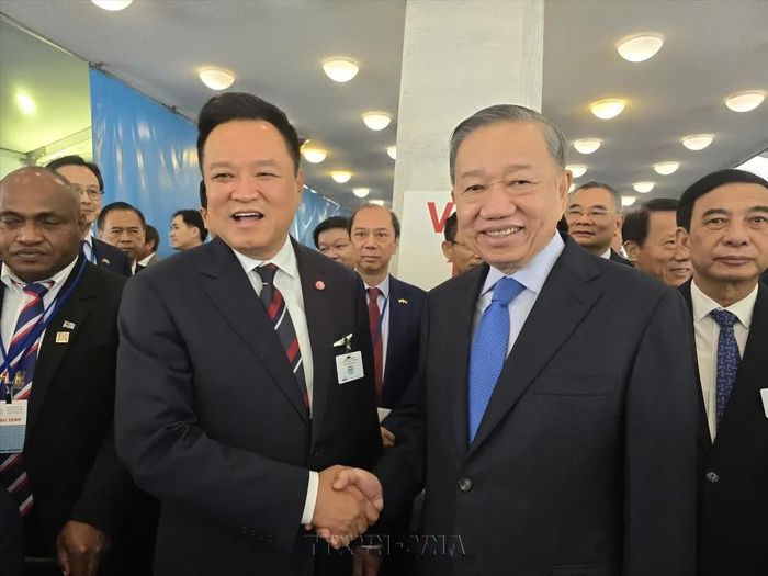 Tổng Bí thư, Chủ tịch nước Tô Lâm gặp Thủ tướng Thái Lan Anutin Charnvirakul. Ảnh: TTXVN