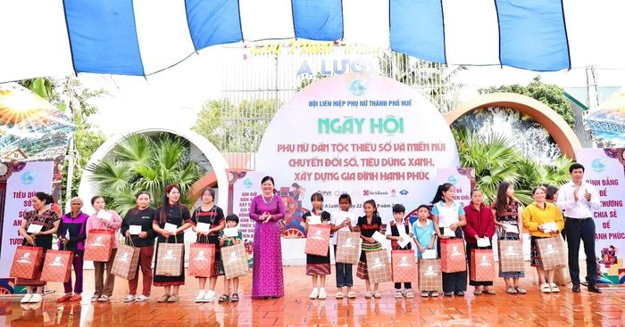 Bà Dương Thị Thu Thủy, Chủ tịch Hội Liên hiệp Phụ nữ thành phố Huế, trao quà tặng trẻ em có hoàn cảnh khó khăn và các hộ gia đình còn nhiều khó khăn tại địa phương. Ảnh: Nguyễn Thuấn
