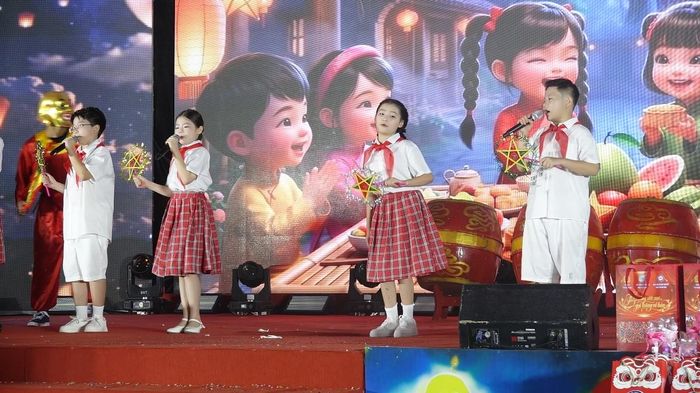 Những tiết mục văn nghệ mang đến nhiều tiếng cười và niềm vui cho các em nhỏ. Ảnh: Nguyễn Thuấn