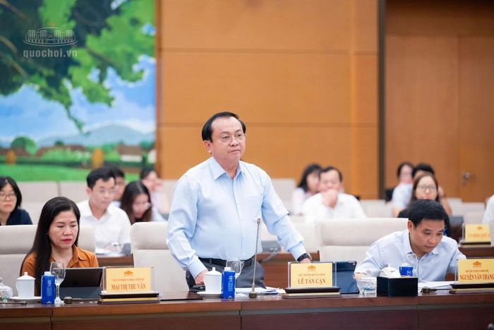 Thứ trưởng Bộ Tài chính Lê Tấn Cận trình bày Tờ trình tóm tắt dự án Luật Trưng mua, trưng dụng tài sản (sửa đổi). Ảnh: Cổng thông tin điện tử Quốc hội.