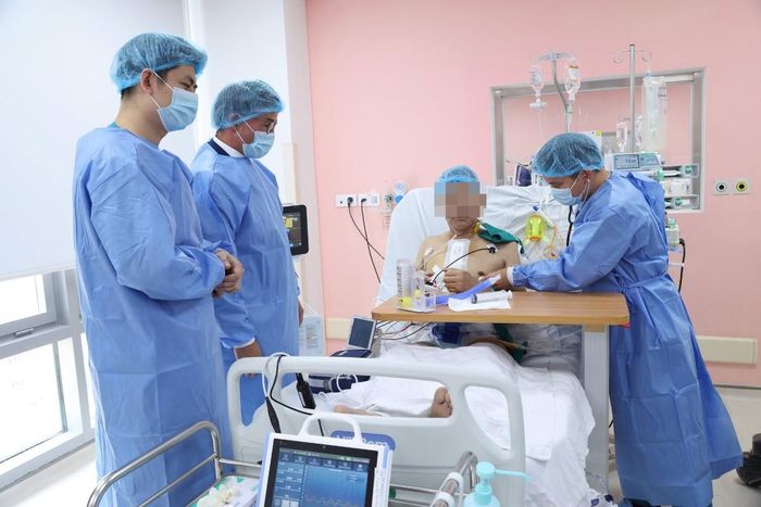 Các nhân viên y tế hướng dẫn bệnh nhân cách vận hành, vệ sinh máy móc trước khi cho xuất viện về nhà. Ảnh: Bệnh viện Trung ương Quân đội 108