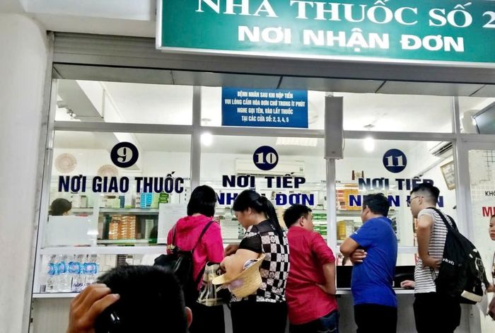 Thanh toán chi phí tiền thuốc tại một bệnh viện trên địa bàn Hà Nội. Ảnh: Thu Hằng.