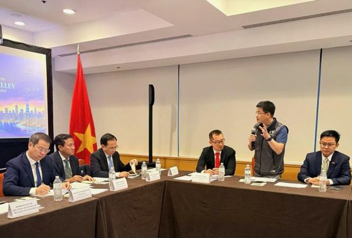 Chủ tịch UBND TP. Đà Nẵng Nguyễn Mạnh Hùng (người ngồi thứ nhất bên trái) nghe các chuyên gia quốc tế trao đổi, chia sẻ tại tọa đàm. Ảnh Đoàn công tác TP. Đằ Nẵng.