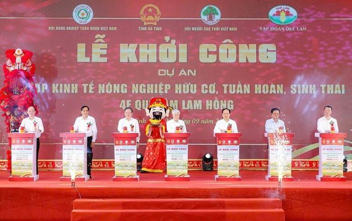 Nghi thức bấm nút khởi công Dự án Tổ hợp kinh tế nông nghiệp hữu cơ, tuần hoàn, sinh thái 4F Quế Lâm Lam Hồng. Ảnh: Nguyễn Trần.