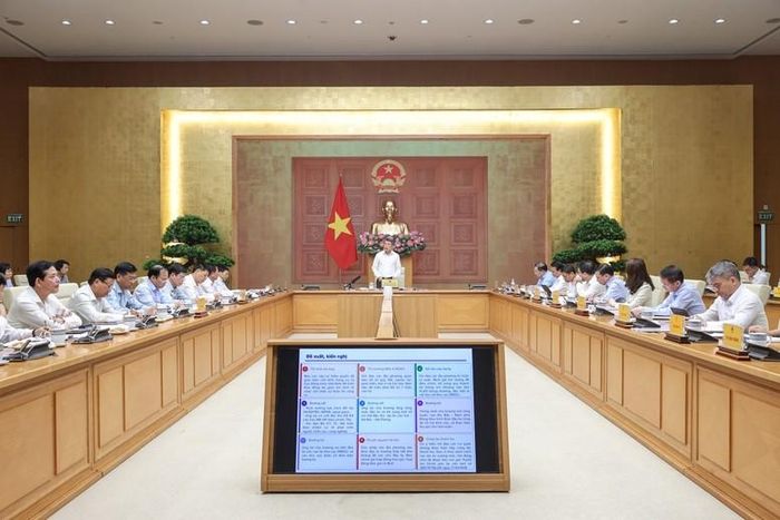 Thủ tướng Chính phủ Lê Minh Hưng chủ trì cuộc họp kiểm điểm tình hình triển khai, thúc đẩy giải ngân các dự án trọng điểm ngành giao thông vận tải. Ảnh: VGP.