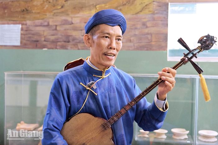 Ông Lâm Hữu Tú đờn ca tài tử. ẢNH: TOÀN LON TON