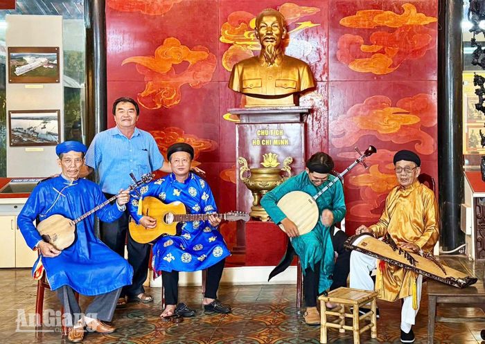 Ông Lâm Hữu Tú (bìa trái) đờn ca tài tử. Ảnh: TOÀN LON TON