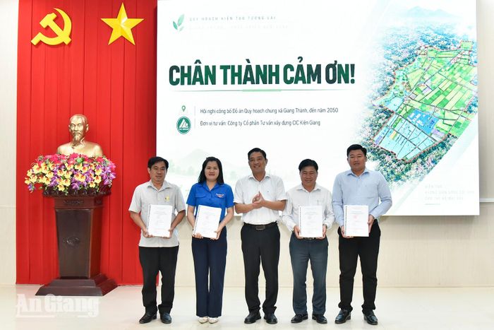 Phó Bí thư Đảng uỷ, Chủ tịch UBND xã Giang Thành Tạ Hiệp trao hồ sơ, quyết định cho các đơn vị, các ấp có liên quan.
