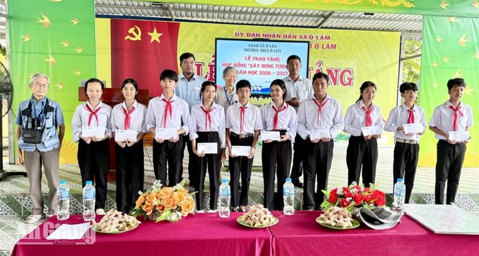 Trao học bổng cho các học sinh Trường THCS Ô Lâm (phân hiệu 2).
