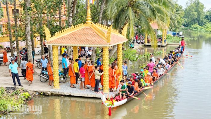 Sau nhiều năm nằm trên bờ, chiếc ghe ngo độc mộc chùa Tổng Quản trở lại dòng nước trong sự háo hức của các vận động viên và bà con phum sóc.