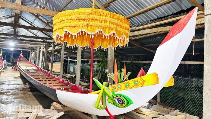 Phần mũi chiếc ghe ngo độc mộc vút cao, tạo dáng khác biệt so với những chiếc ghe ngo được đóng mới hiện nay.