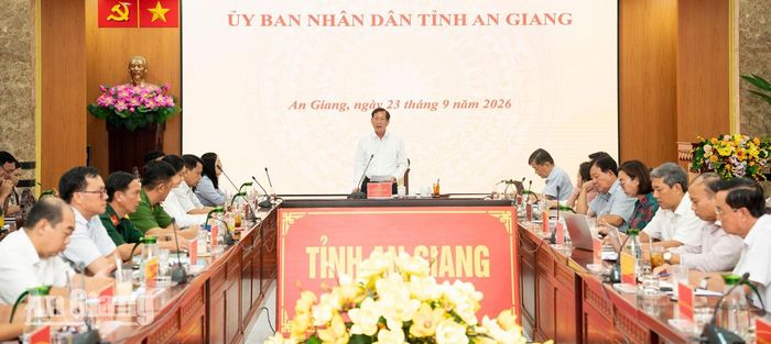 Phó Chủ tịch UBND tỉnh An Giang Lê Văn Phước phát biểu kết luận cuộc họp.