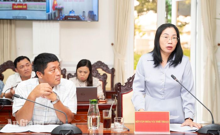 Phó Giám đốc Sở Văn hóa và Thể thao tỉnh An Giang Nguyễn Diệp Mai báo cáo công tác tổ chức lễ hội.