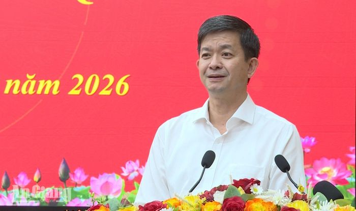 Ủy viên Trung ương Đảng, Bí thư Tỉnh ủy, Trưởng đoàn Đại biểu Quốc hội tỉnh An Giang Lê Quang Tùng phát biểu chỉ đạo hội nghị.