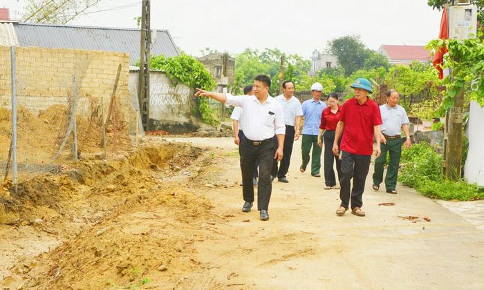  Nhân dân thôn Quyền, xã Hoàng Vân tự nguyện hiến đất, phá dỡ công trình trên đất để mở rộng đường giao thông. 