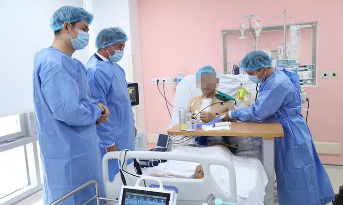 Các bác sĩ thăm khám và theo dõi sức khỏe cho người bệnh.