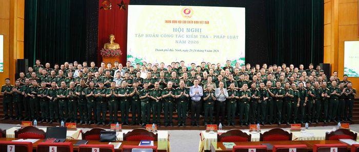 Các đại biểu chụp ảnh lưu niệm.