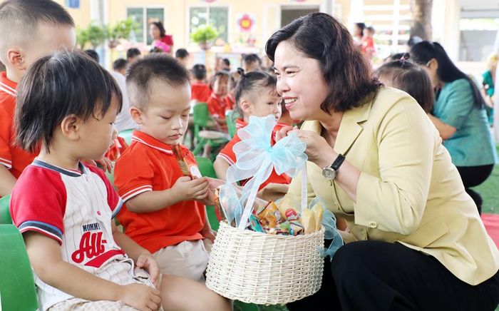  Đồng chí Trần Thị Hằng tặng bánh, kẹo cho các cháu Trường Mầm non Tân Dĩnh. 