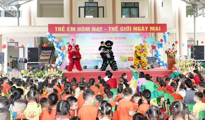  Múa lân - sư - rồng tạo không khí vui tươi cho trẻ em nhà trường nhân dịp Tết Trung thu. 