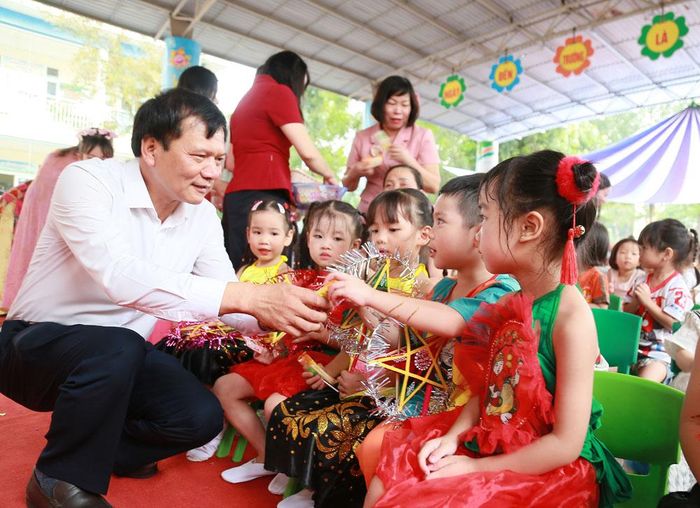  Các đại biểu tặng quà cho các cháu thiếu nhi. 