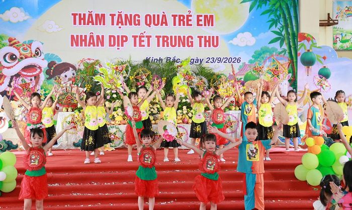  Các cháu vui văn nghệ đón Tết Trung thu. 