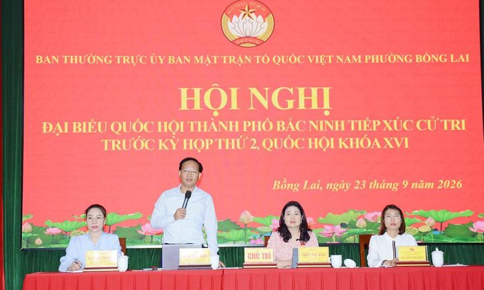 Đồng chí Phạm Văn Thịnh phát biểu tại hội nghị tiếp xúc cử tri.