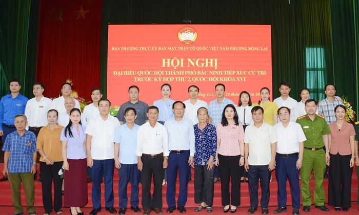 Các Đại biểu Quốc hội thành phố Bắc Ninh và các đồng chí lãnh đạo với cử tri phường Bồng Lai.