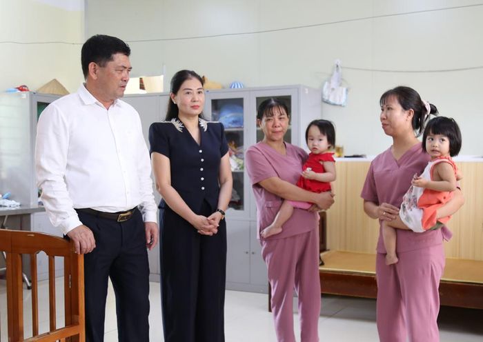 Bí thư Thành ủy Nguyễn Hồng Thái hỏi thăm tình hình nuôi dưỡng các cháu nhỏ có hoàn cảnh đặc biệt tại Trung tâm Giáo dục chuyên biệt và Bảo trợ xã hội Bắc Ninh.