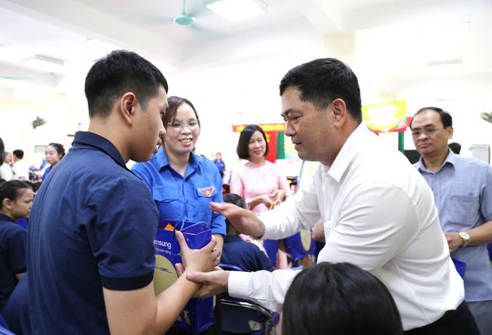 Đồng chí Nguyễn Hồng Thái tặng quà các trẻ em đặc biệt đang học tập, nuôi dưỡng tại Trung tâm.