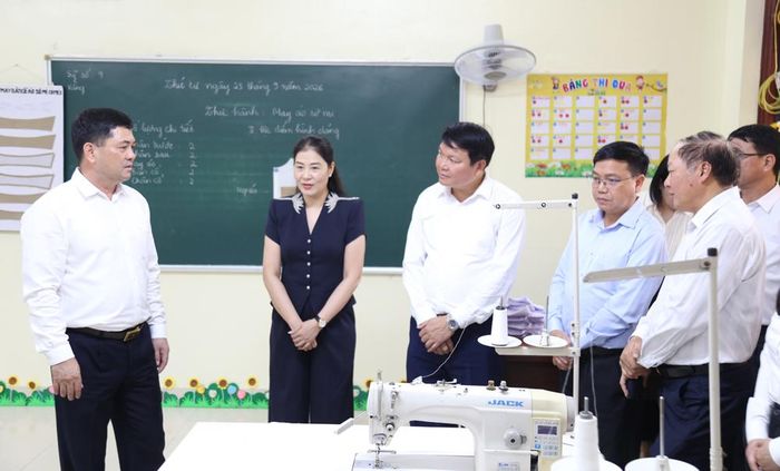 Bí thư Thành ủy Nguyễn Hồng Thái và lãnh đạo các sở, ngành, địa phương tham quan cơ sở vật chất dạy và học của Trung tâm.