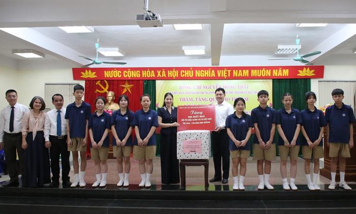 Bí thư Thành ủy Nguyễn Hồng Thái tặng quà các trẻ em đặc biệt và Trung tâm Giáo dục chuyên biệt và Bảo trợ xã hội Bắc Ninh.