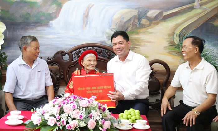 Bí thư Thành ủy Nguyễn Hồng Thái tặng quà, chúc sức khỏe cụ Nguyễn Thị Diễm.