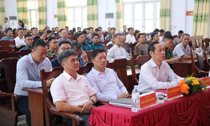  Các đại biểu dự tiếp xúc cử tri tại xã Ngọc Thiện.  