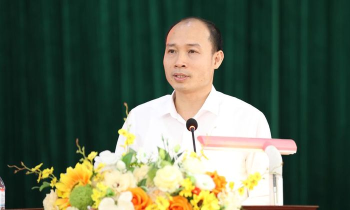  Lãnh đạo UBND xã Ngọc Thiện làm rõ những nội dung cử tri nêu.  