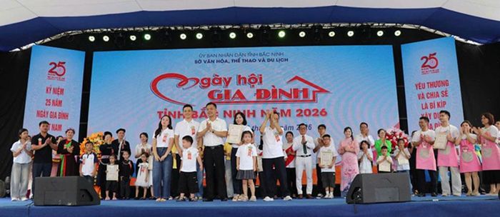  Trao giải thưởng Hội thi “Gia đình tài năng” và “Bữa cơm gia đình - Hương vị Kinh Bắc” tại Ngày hội Gia đình Bắc Ninh năm 2026. 