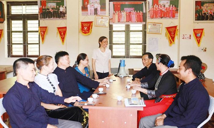  Một buổi sinh hoạt Câu lạc bộ PCBLGĐ bản Đồng An, xã Xuân Lương. Các thành viên trao đổi kỹ năng xây dựng gia đình hạnh phúc, bình đẳng giới và PCBLGĐ. 