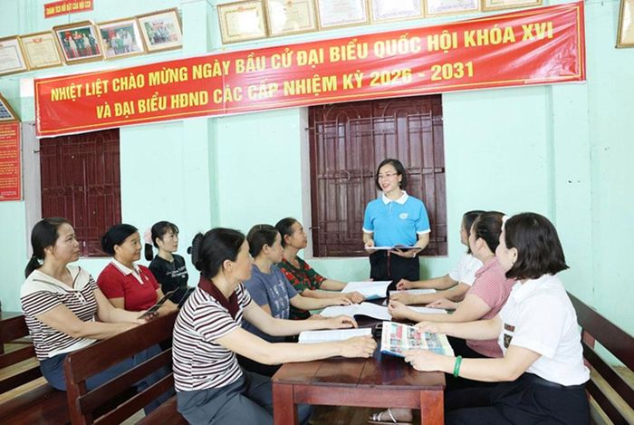  Thành viên CLB "Xây dựng gia đình 5 không 5 sạch" thôn Um Ngò, xã Tân Yên chia sẻ kỹ năng phòng, chống bạo lực, xây dựng hạnh phúc gia đình. 