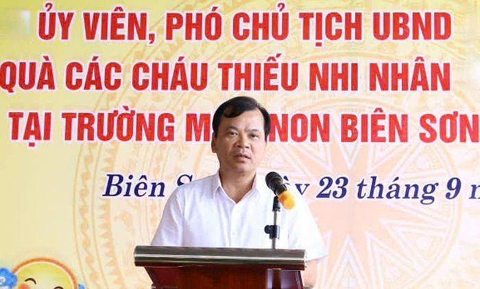  Đồng chí Phan Thế Tuấn phát biểu. 