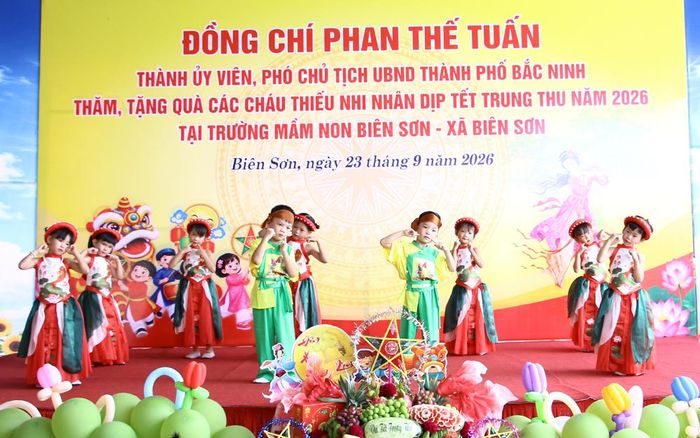  Các cháu thiếu nhi Trường Mầm non Biên Sơn biểu diễn văn nghệ. 